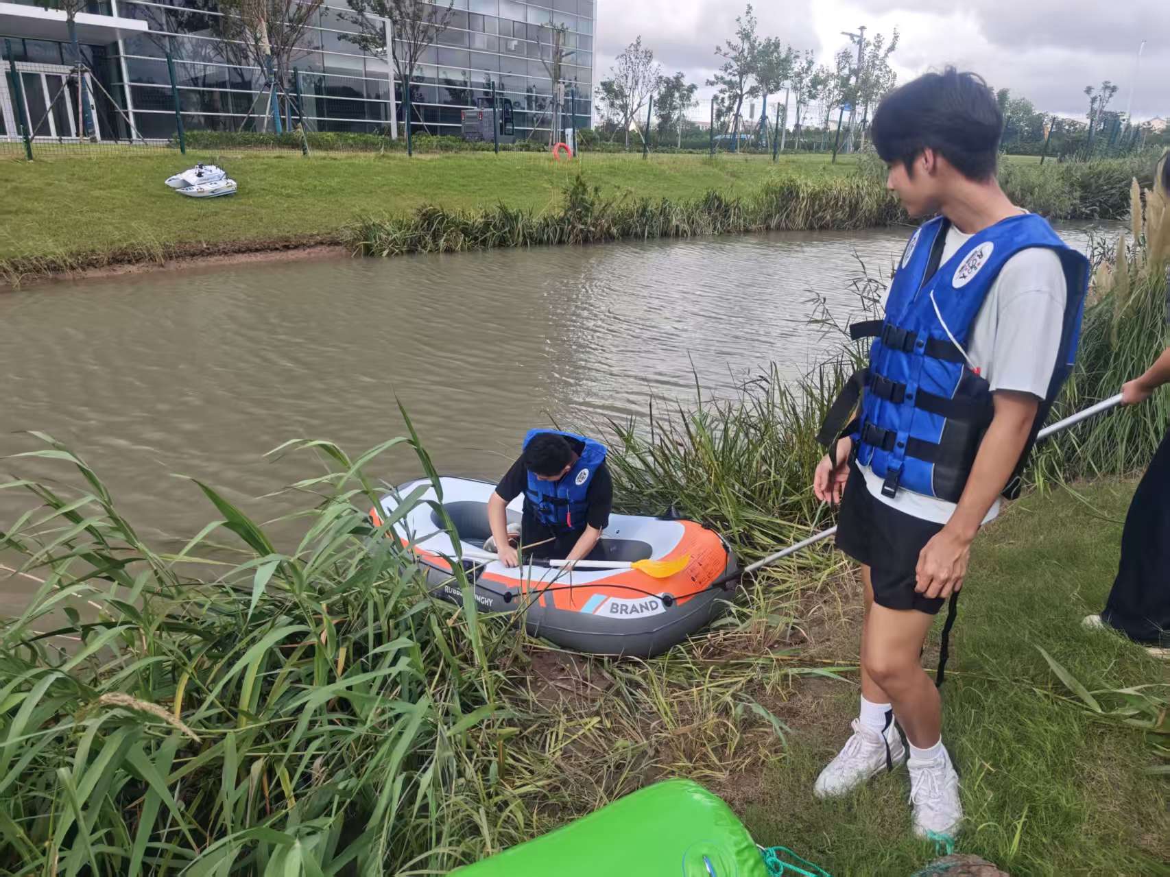 Tongji MRL surface-platform debugging work beside the water